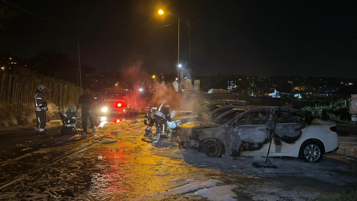 İstanbul'da oto galeriye ait park halindeki otomobiller alev alev yandı