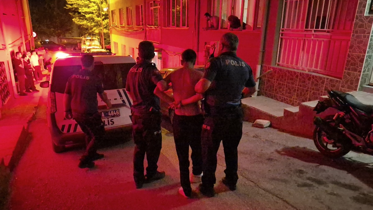 Eskişehir'de polise direnen gence biber gazlı müdahale