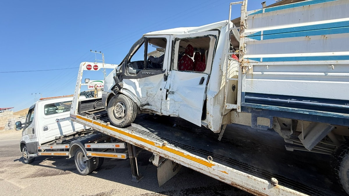 Hakkari'de minibüsle kamyonetin çarpıştığı kazada 10 kişi yaralandı