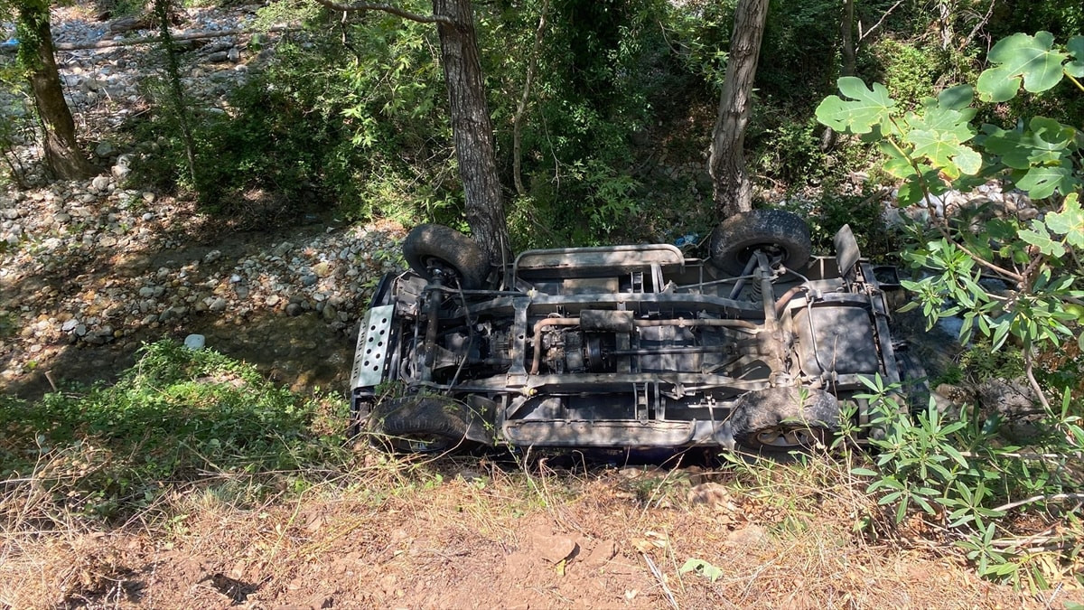 Antalya'da safari aracı yol verirken devrildi: 11 yaralı