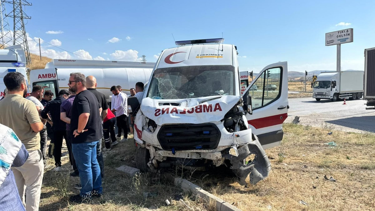 Çorum'da ambulans ile cip çarpıştı: 5 yaralı