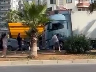 Mersin'de tır şoförü camını kıran sürücünün otomobiline çarpıp kaçtı