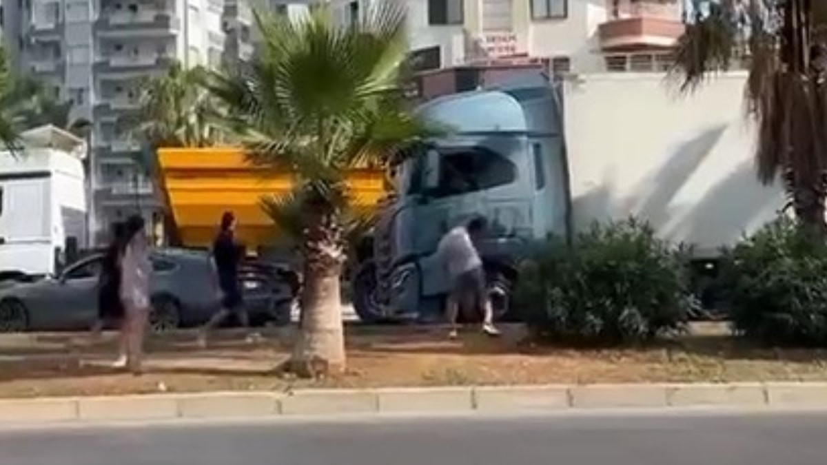 Mersin'de tır şoförü camını kıran sürücünün otomobiline çarpıp kaçtı
