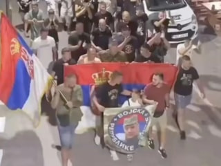Sırp milliyetçilerinden ölen 'Bosna Kasabı'na saygı eylemi: Soykırımcı Mladiç'in resimleriyle yürüdüler