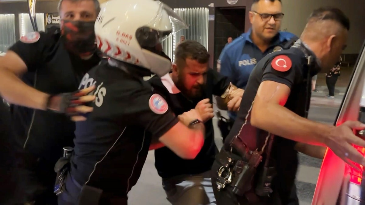 Aksaray'da aile kavgası: Biri zorla, diğeri oynayarak gözaltına alındı