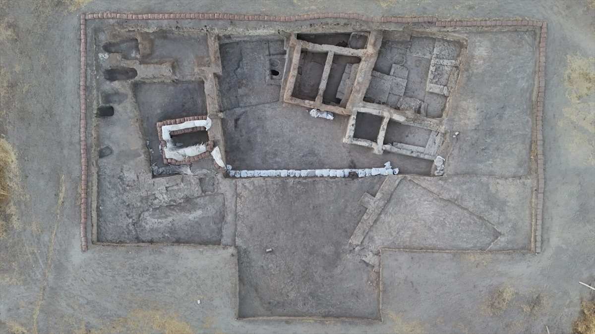 Çatalhöyük'te 'ölüler evi'nin yanında 8 bebek cesedi bulundu