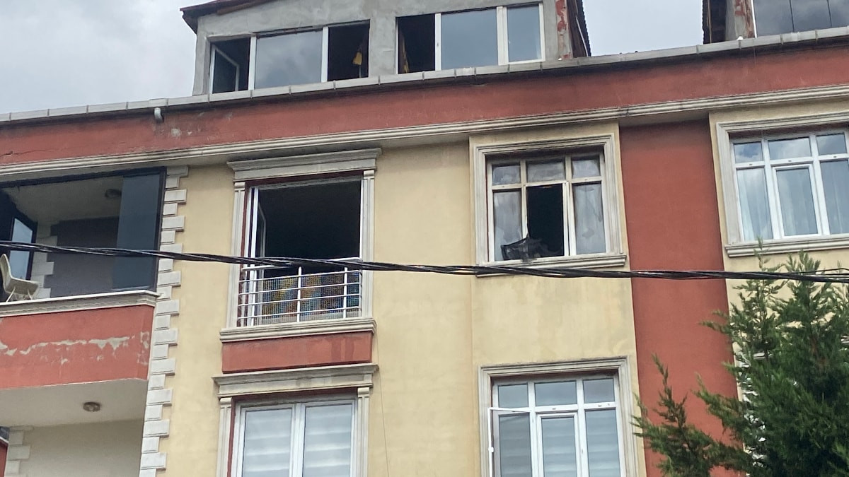 Sultangazi'de çocuk odasında başlayan yangın daireyi sardı: Bina boşaltıldı