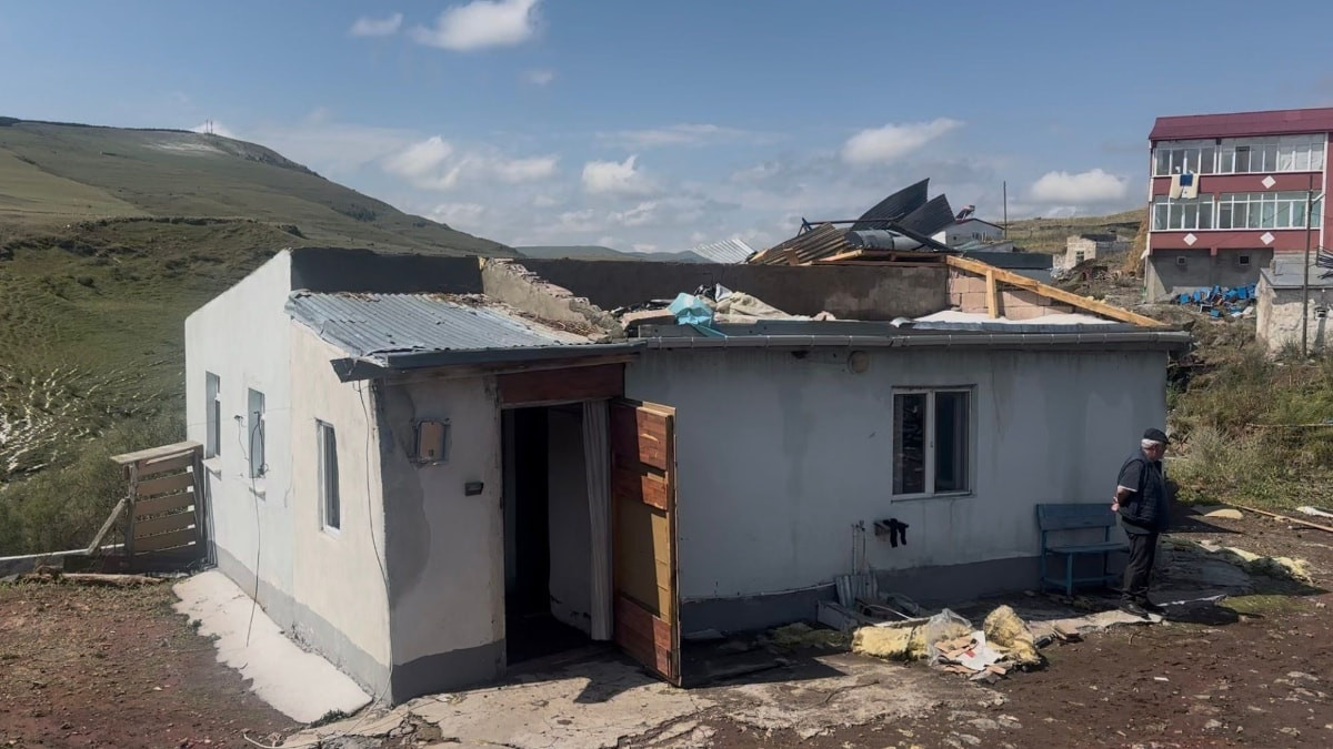 Ardahan'da fırtına ve dolu, 20'den fazla çatıyı uçurdu