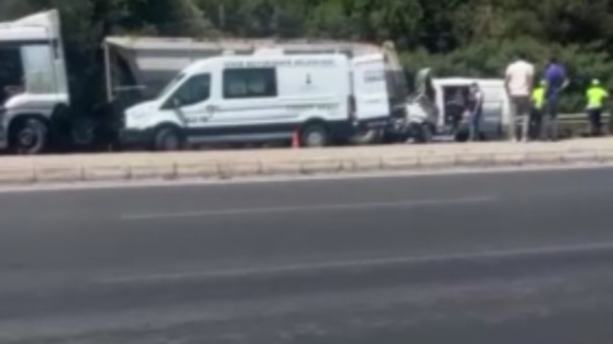 İzmir'de tıra arkadan çarpan kamyonetin sürücüsü hayatını kaybetti
