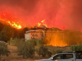 Muğla'nın Fethiye ilçesinde orman yangını yerleşim yerine ulaştı