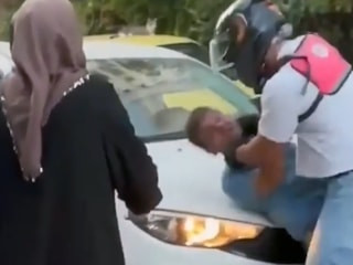 Antalya'da moto kurye, araç sürücüsünü darbetti