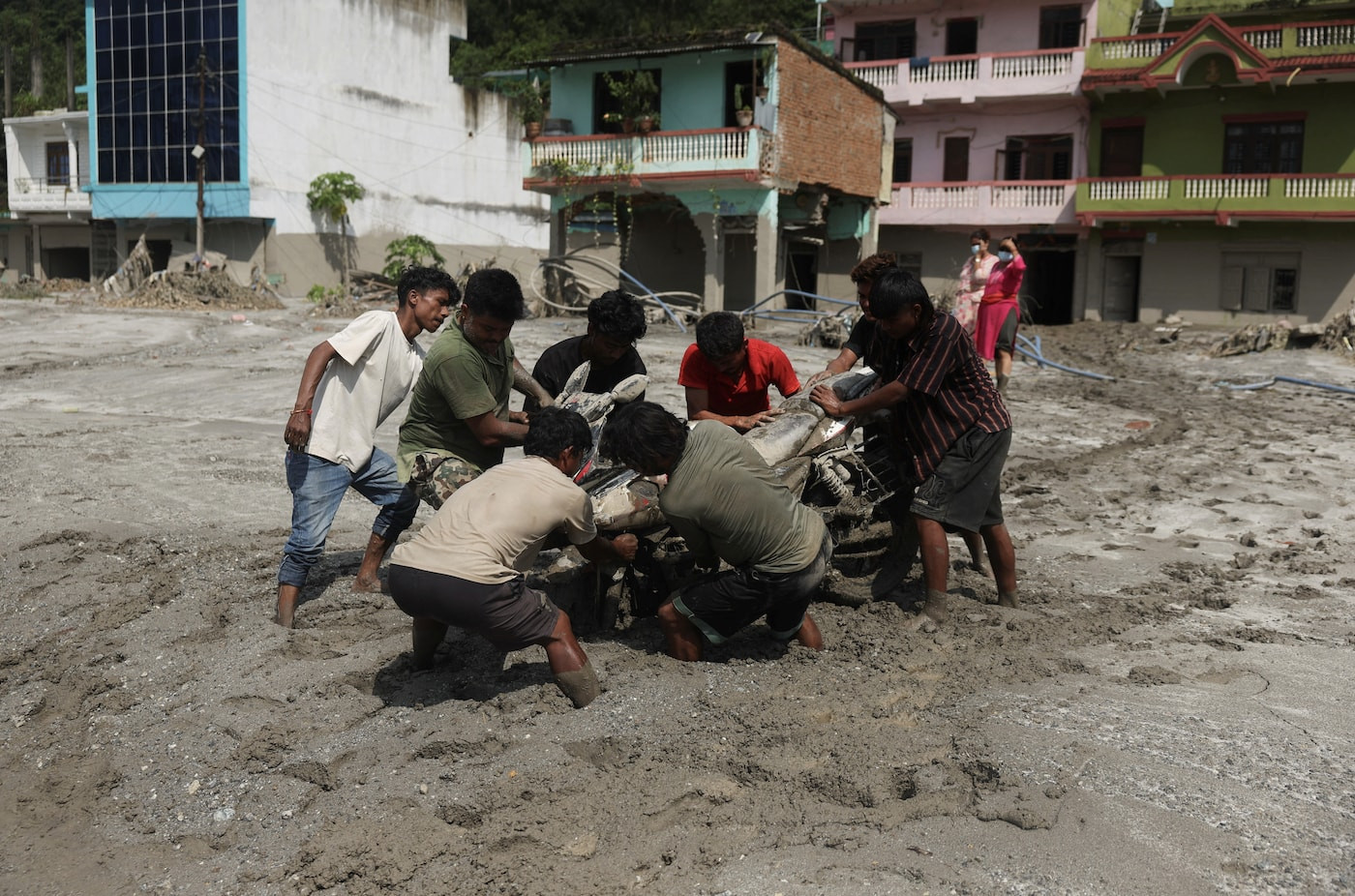Nepal'deki yıkıcı sellerin ardından yaşananlar - Resim 6