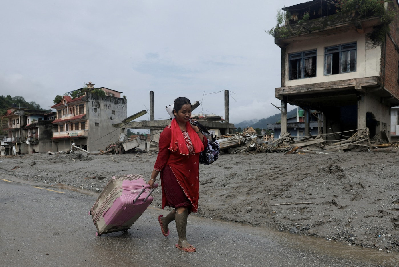 Nepal'deki yıkıcı sellerin ardından yaşananlar - Resim 18