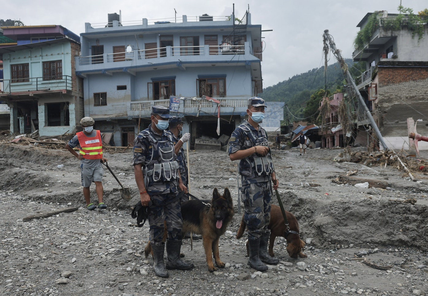 Nepal'deki yıkıcı sellerin ardından yaşananlar - Resim 22