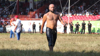5. Ulugazi Yağlı Güreşleri'nin başpehlivanı Orhan Okulu oldu