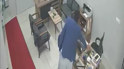 Bursa'da tamirhaneye girip masadaki cep telefonunu çaldı: O anlar kamerada