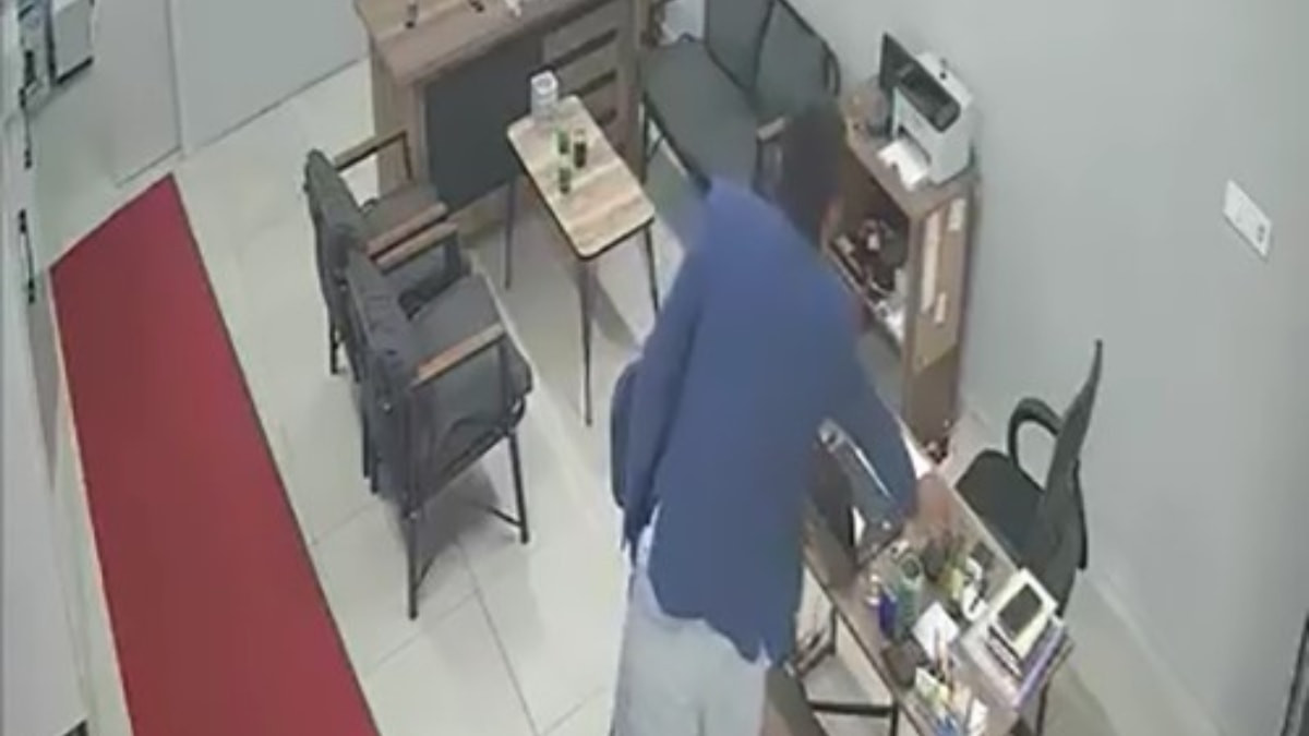 Bursa'da tamirhaneye girip masadaki cep telefonunu çaldı: O anlar kamerada