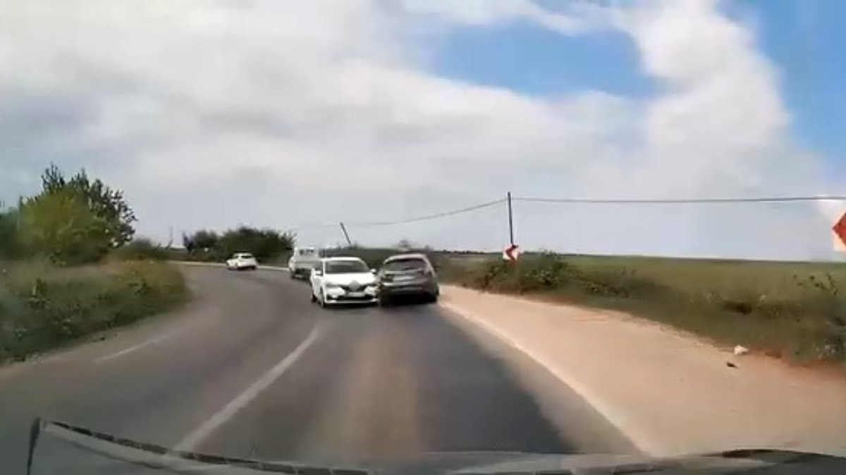 Bursa'da viraja hızlı giren otomobil kazaya neden oldu: O anlar kamerada