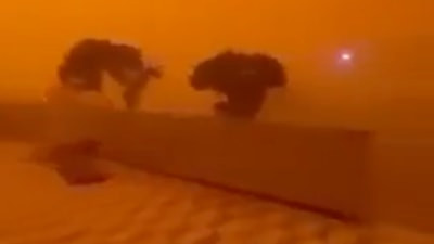 Suriye'de kum fırtınası: Görüş mesafesini sıfıra indirdi