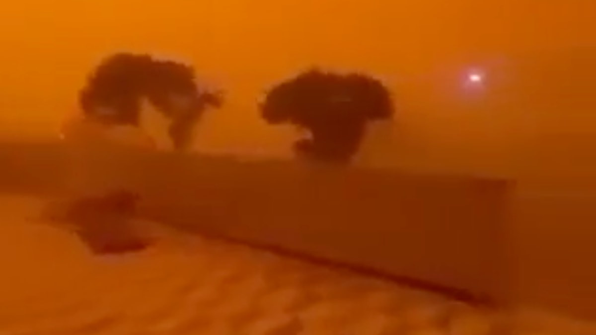 Suriye'de kum fırtınası: Görüş mesafesini sıfıra indirdi