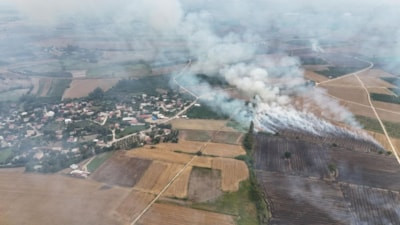 Adana’da anız yangınları mahalleyi duman altında bıraktı