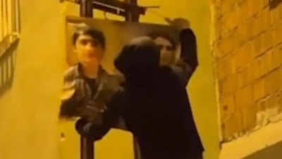Diyarbakır’da terör örgütü mensuplarına ait posterler asan 4 kişi yakalandı