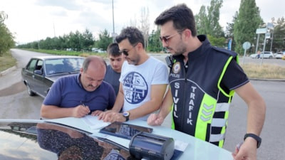 Erzurum'da uygulamadan çağırdığı korsan taksiciyi yakalattı, kendisine de ceza yazıldı
