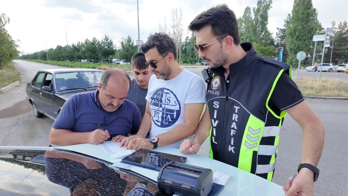 Erzurum'da uygulamadan çağırdığı korsan taksiciyi yakalattı, kendisine de ceza yazıldı