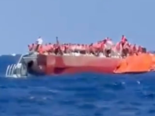 Girne açıklarında yolcu gemisi battı: Arama-kurtarma çalışmaları devam ediyor.