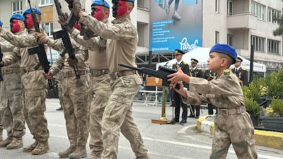 Çankırı'da komandolara özenen minik asker, 30 Ağustos töreninin ilgi odağı oldu