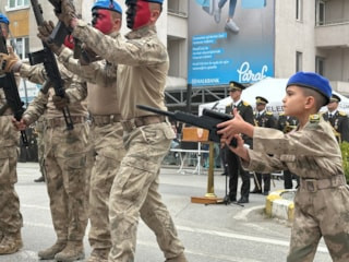 Çankırı'da komandolara özenen minik asker, 30 Ağustos töreninin ilgi odağı oldu