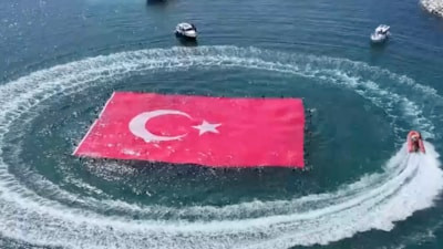İstanbul'da denizde 660 metrekarelik Türk bayrağı açıldı