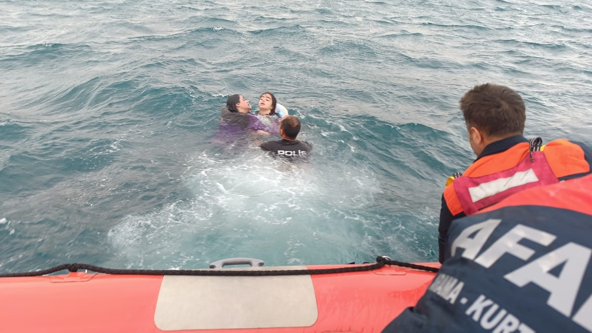 Van Gölü’nde can simidiyle açığa sürüklenen 3 kişi kurtarıldı