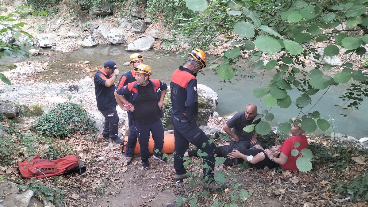 Bursa'da ormanda yürüyüş yaparken dere yatağına düşüp yaralandı