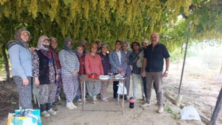Manisa'da çiftçiden tarım işçisine üzüm bağında doğum günü sürprizi