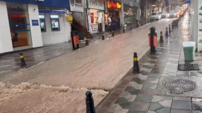 Artvin’de sağanak hayatı felç etti: Heyelan yolu kapattı, sel suları eşyaları sürükledi