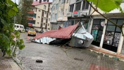 Artvin'de fırtınada uçan çatı aracın üzerine düştü