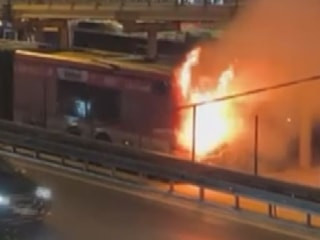 İstanbul'da yine bir metrobüs alevlere teslim oldu