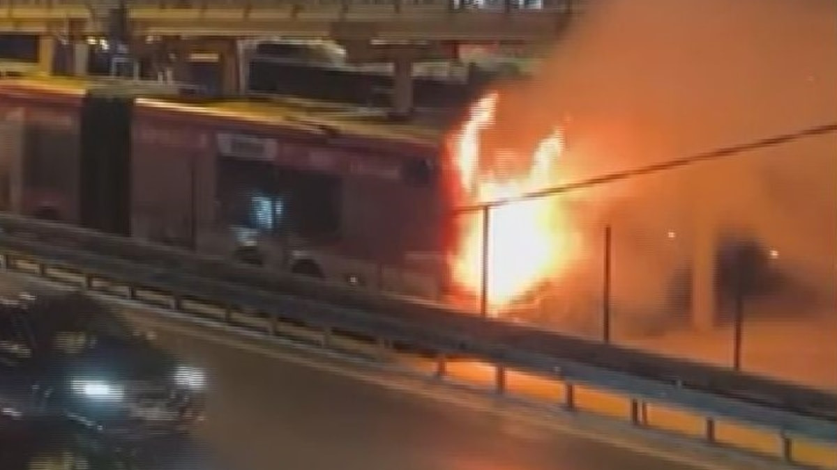İstanbul'da yine bir metrobüs alevlere teslim oldu