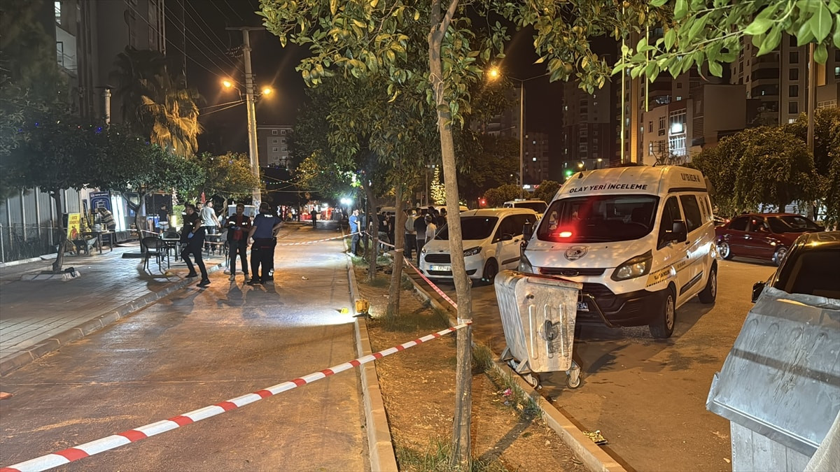 Adana'da kaldırımda yürüyen kişi silahlı saldırıya uğradı
