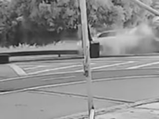 İstanbul Kadıköy'de otomobilin park halindeki araçlara çarpması kamerada