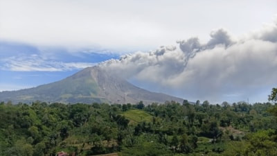 Endonezya'da Sinabung yanardağında patlama