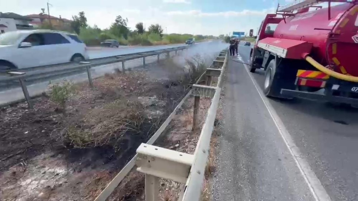 Antalya'da yol kenarına atılan izmarit yangın çıkardı