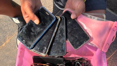 Antalya'da denizde bulduğu telefon ve gözlükleri sahiplerine ulaştırıyor