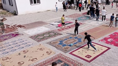 Tokat'ta halı sahası olmayan çocuklar için yollara halı serildi