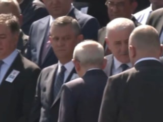 Kemal Kılıçdaroğlu ile Özgür Özel, Yeni Parti'nin kuruluşundan bu yana ilk defa tokalaştı