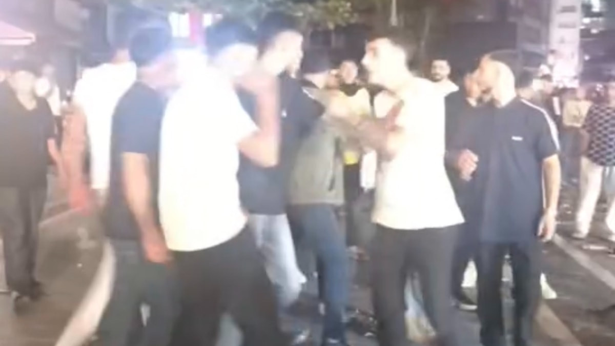 İstanbul'da rap konserinde tekmeli yumruklu kavga kamerada: Polis müdahale etti(