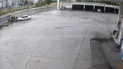 Aksaray'da otomobiliyle aydınlatma direğine çarptı