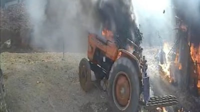 Antalya'da 15 dakika önce çıktıkları evde akılalmaz yangını izlediler