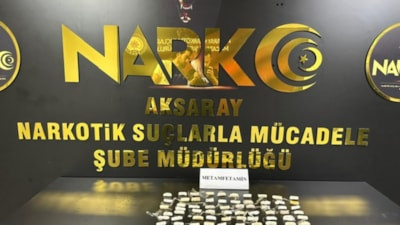 Aksaray'da polisi görünce uyuşturucuyu yuttular